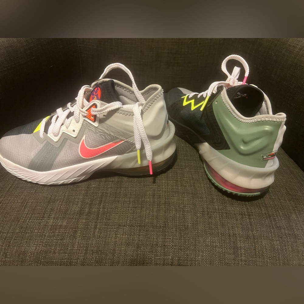 Nike LeBron 18 Low
Bugs vs Marvin Space Jam